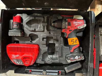 une boîte contenant des outils, posée par terre