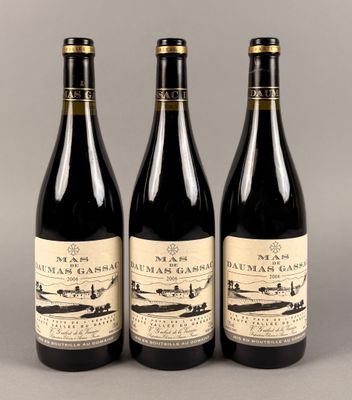 trois bouteilles de vin sont alignées sur une table