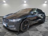 La Jaguar I-Pace est garée sur un sol à damier dans un showroom