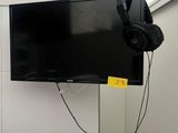 une télévision à écran plat fixée au mur de la salle de bains