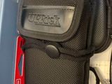 une coque de téléphone portable fixée à l'arrière d'un bus