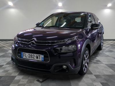 l'avant d'une Citroën violette garée sur un sol à damier