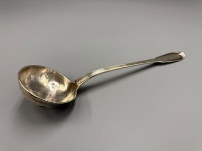 cuillère plaquée argent avec manche, sur fond gris