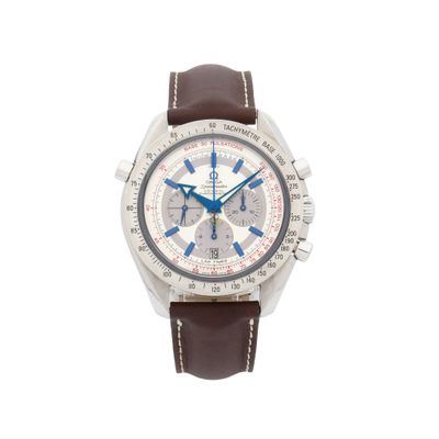 gros plan d'une montre sur fond blanc avec un bracelet marron