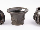 trois tasses posées côte à côte sur une surface blanche
