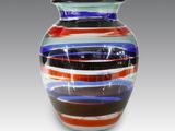 un vase en verre coloré posé sur une table