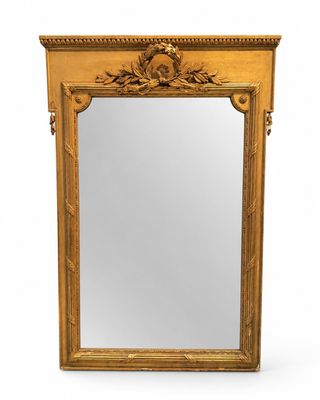 un miroir à cadre doré sur fond blanc, avec un fond blanc