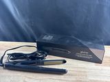 une photo d'un sèche-cheveux posé sur une table en bois