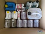 une boîte en carton remplie de divers récipients et contenants