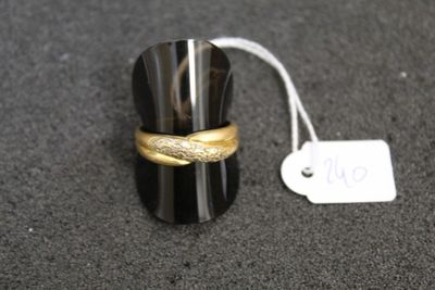 une bague noire surmontée d'une bande dorée
