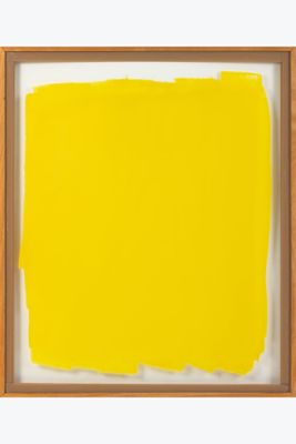 un tableau peint à la peinture jaune, dans un cadre en bois