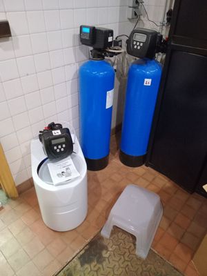 deux réservoirs d'adoucisseur d'eau et des toilettes dans une salle de bains