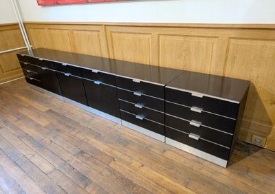 Vers 1970-80, réunion de (x5) modules en bois mélaminé noir …