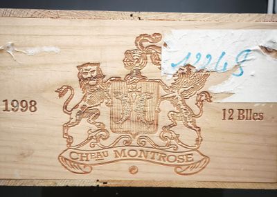 une boîte en bois sur laquelle est représenté un blason
