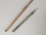 deux stylos et une brosse à dents posés sur une table