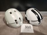 une paire de casques blancs ornés de bandes noires et de numéros