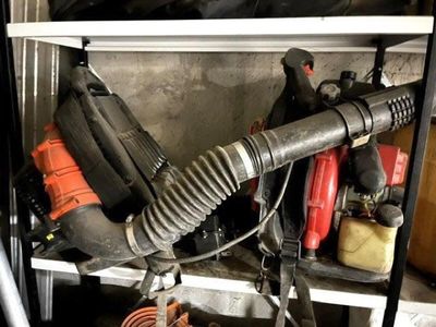 une photo d'un ensemble d'outils posés sur une étagère