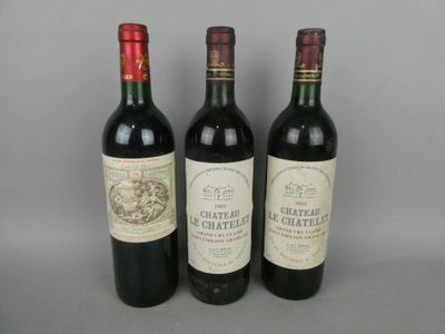 trois bouteilles de vin sont alignées sur une surface grise