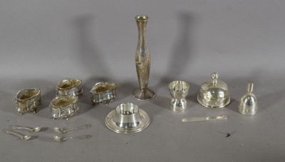 de nombreux objets en argent posés sur une table