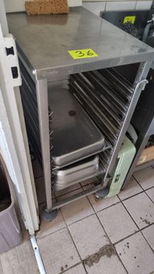 une photo d'une cuisine avec plusieurs casseroles dans le four