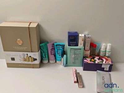 tout un tas de produits de beauté posés sur une table