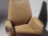 fauteuil de bureau en cuir marron avec pieds chromés et repose-pieds