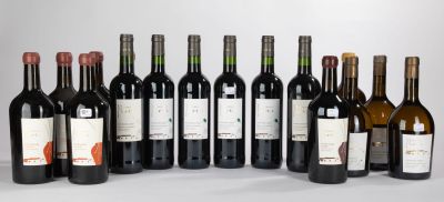 plusieurs bouteilles de vin sont alignées sur une table