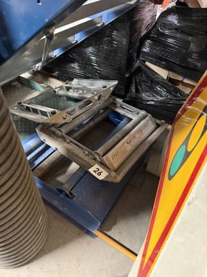 une pile de bagages posée sur un chariot bleu