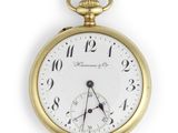 une image d'une montre de poche en gros plan sur fond blanc