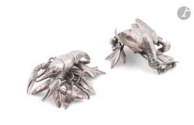 paire de broches « homard » plaquées argent sur fond blanc