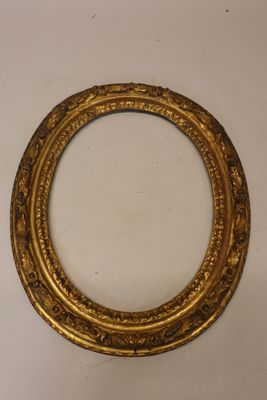 Cadre ovale en bois doré XVIII. - Photo 1