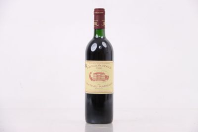 une bouteille de vin rouge posée sur une table blanche