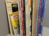 un grand nombre de livres empilés sur une étagère