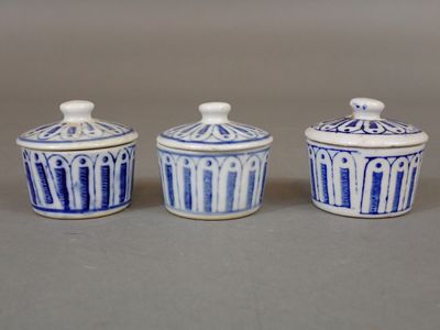 Trois petits pots couverts en porcelaine tendre blanc-bleu à…
