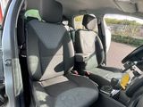 l'intérieur d'une voiture comportant deux rangées de sièges et un volant