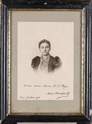 une vieille photo représentant une femme, en noir et blanc