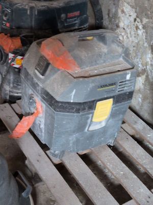 une boîte posée sur une palette dans un garage