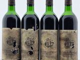 quatre bouteilles de vin sont alignées sur une table