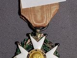 une médaille ornée d'une étoile et entourée d'un ruban
