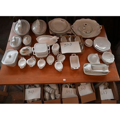 une table sur laquelle se trouvent beaucoup de plats et de tasses