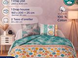 Cette couette, ornée d'un motif coloré, est prête à être posée sur le lit.