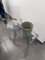 - 1 petite desserte mobile en métal noir (photo 2)