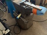 une machine posée sur le sol du garage