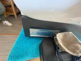 un sac posé par terre à côté d'une baignoire