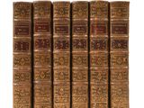 un ensemble de cinq vieux livres superposés