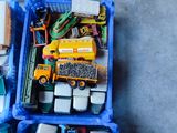 un bac en plastique rempli de jouets et d'autres objets