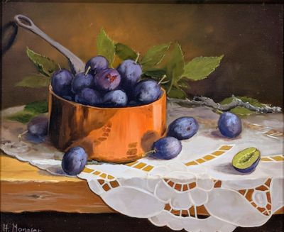 un tableau représentant des prunes dans un bol en cuivre posé sur une table