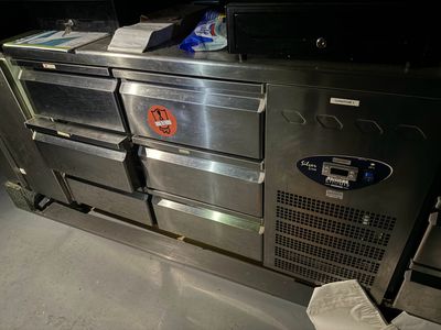 un comptoir en métal sur lequel sont posés tout un tas d'objets