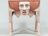 une image représentant une sculpture représentant la tête d'une femme posée sur une table