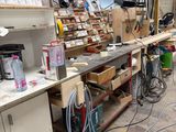 une photo d'un établi dans un atelier, sur lequel sont posés de nombreux outils